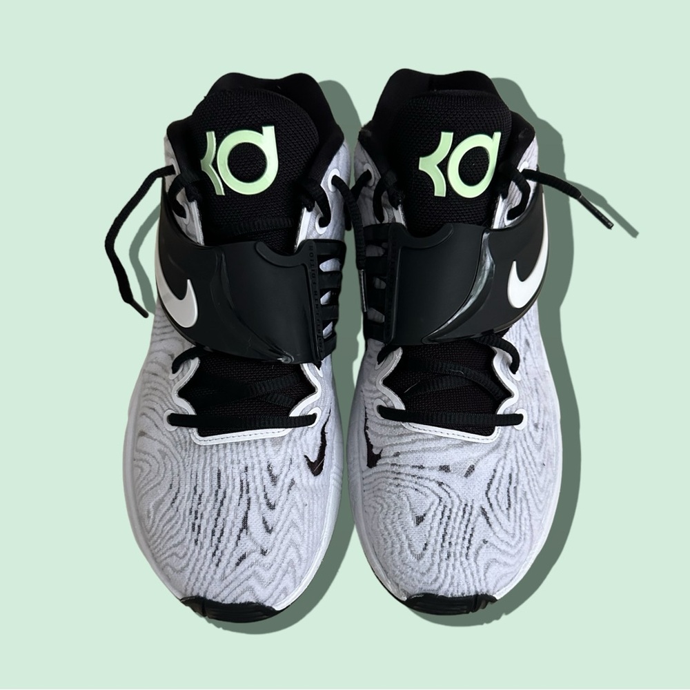 Size 7 men’s/ 7 youth/ 8.5 women’s Kevin Durant sneakers